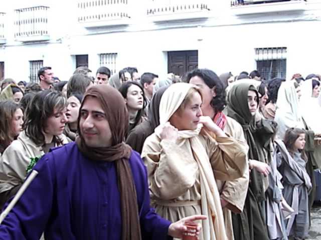 La Virgen Mara acompaada de S. Juan, Mara Magdalena y las santas mujeres camino del Calvario.