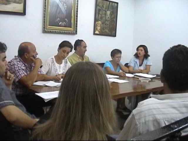 El Portador y Jefe de la Oposición, José Romero, interpela a unos de los concejales repecto a su exposición.