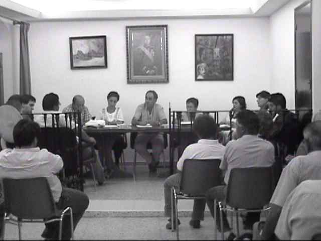 Imagen parcial del Salón de Plenos, en la que vemos a Maite  González entre el Alcalde y el Jefe de la Oposición, tomando nota de todas las deliberaciones.
